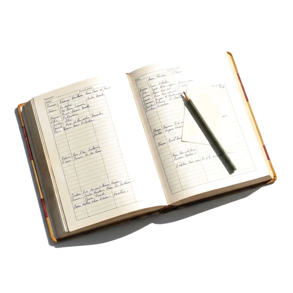 раскрытая амбарная книга с рукописными столбцами, поверх страницы бумажный ярлык с мелким адресом и карандаш