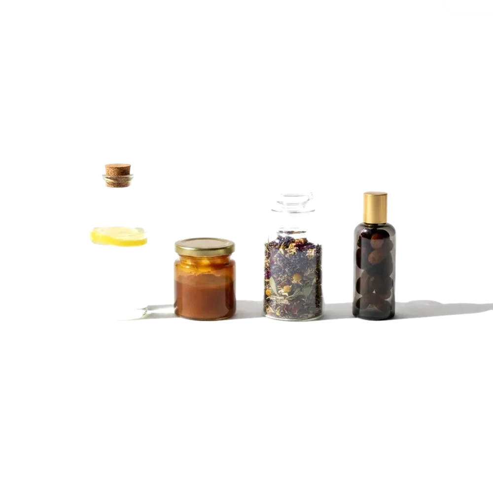 четыре стеклянные банки разной высоты: вода с долькой лимона, густая карамель, сушёные цветы, тёмные сухофрукты