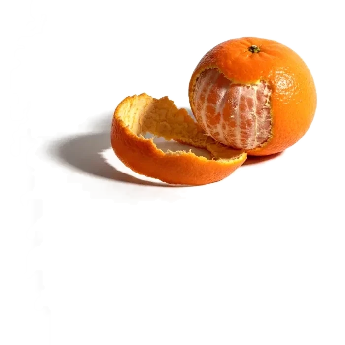 Мандарин с наполовину снятой кожурой