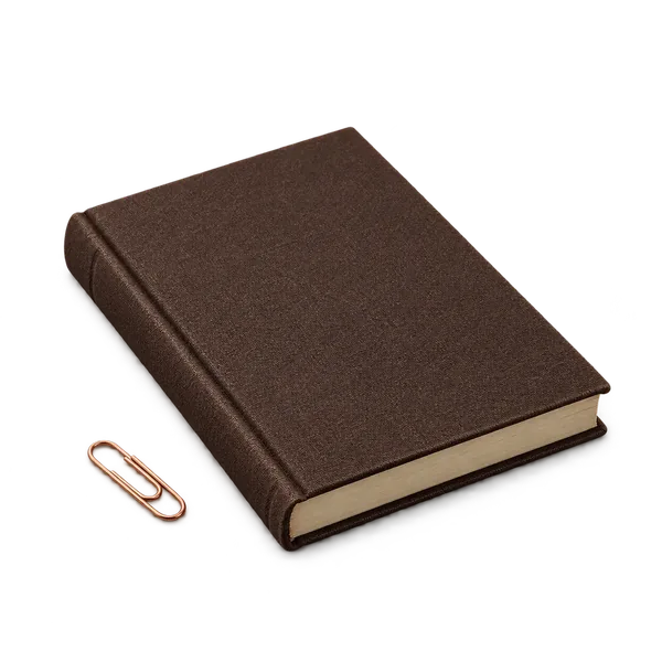 Тёмно-коричневая амбарная книга и медная скрепка